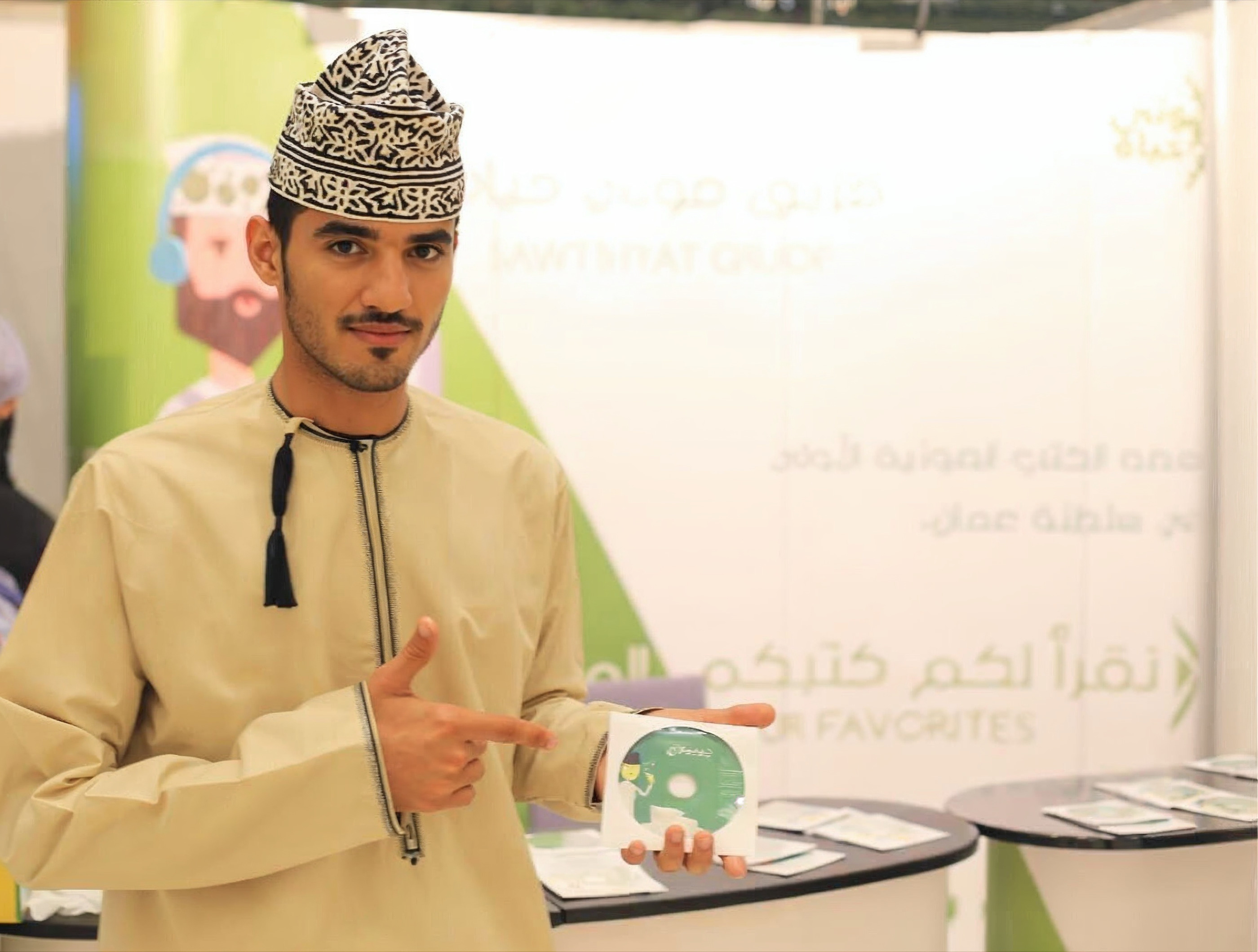 أحد أعضاء صوتي حياة في ركن معرض مسقط الدولي للكتاب