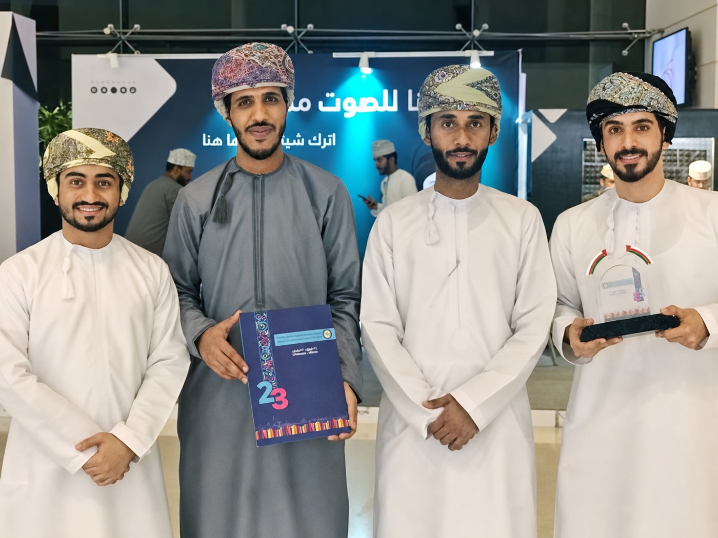 فريق صوتي حياة يحمل درع التكريم في معرض مسقط الدولي للكتاب